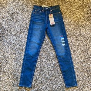 NWT Levi’s Wedgie Skinny Jeans, 00/W24